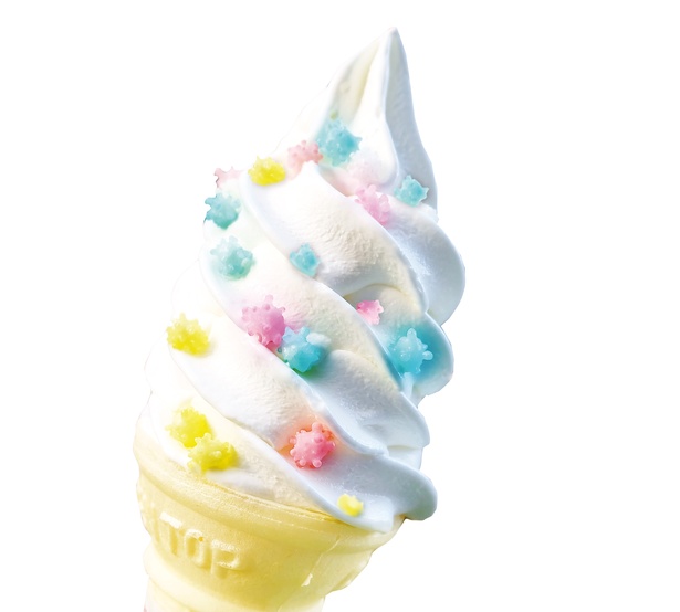 「星を散りばめたソフトクリーム」(500円)。地元産の新鮮な生乳で作った濃厚なソフトクリームに、カラフルな星形あられをトッピングした。「SKYWALK COF FEE」と「831JUICE」で販売