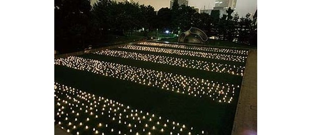 芝生広場の2000本のキャンドル