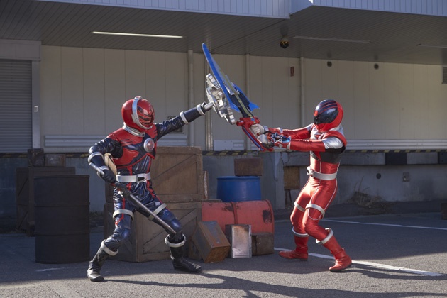 ジャークマターとの激闘を通じて堅い絆で結ばれたはずのシシレッド(右)とホウオウソルジャーが激突!?