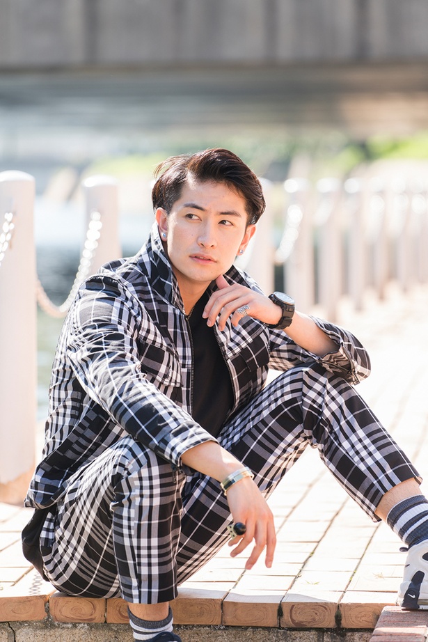 人気俳優・伊万里有！身長186cm、鍛えられた肉体美を誇るイケメンの魅力に迫る