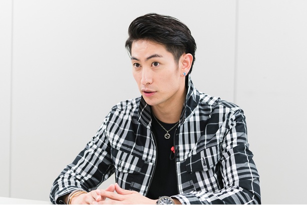インタビュー中の伊万里有