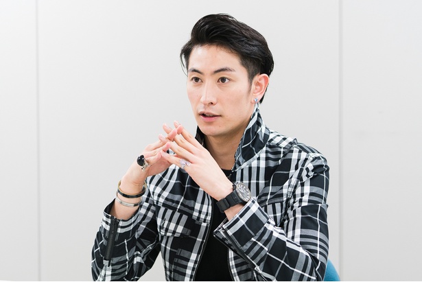 インタビュー中の伊万里有