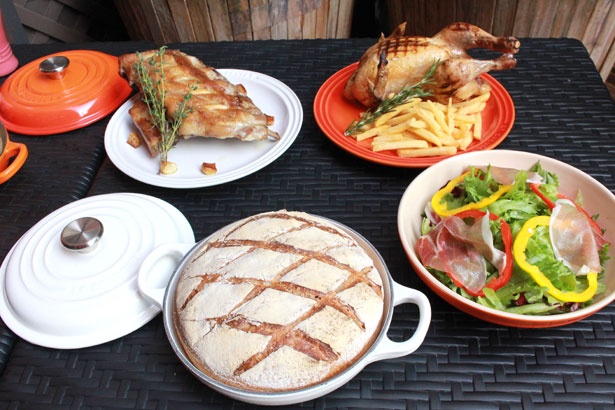 今回のビアガーデンで提供されるフードメニュー(写真は4人前)。これにデザートと食事パンの食べ放題、ドリンク飲み放題が付く