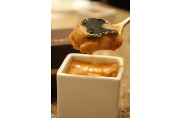 贅沢で香り高い「黒トリュフプリン」