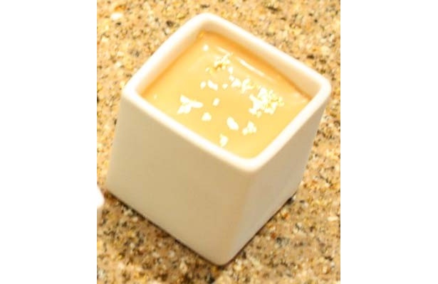 金箔をのせ、最高級カナダ産メープルシュガーを使った柔らかい「蒸し焼きトロトロプリン」