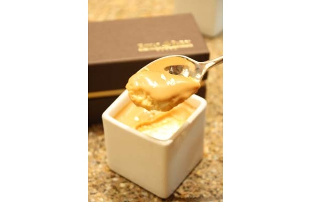 苦味と甘さで絶妙な味わい「濃厚直焼きプリン」