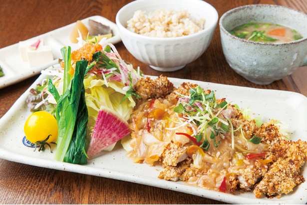 クラブハウス2Fのレストラン「Natural Foods 柳島 Kitchen」。湘南産の野菜を優先的に用いたメニューがそろう