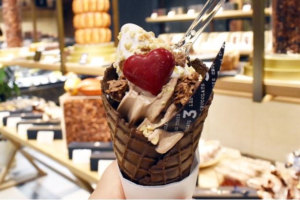 チョコレートショップ本店で人気の生チョコソフトクリームをベースに、ソラリアプラザ店限定で女子目線のソフトクリーム「天神トロワパフェ」が誕生。SNS間違いなし！
