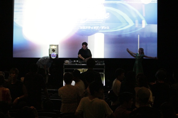 【写真を見る】人気DJも出演!映画館がダンスフロアになった「シネマティック・ダンス」とは?