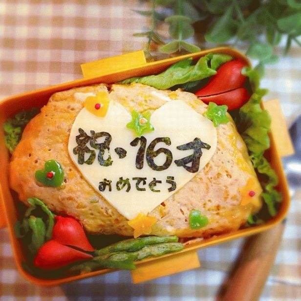 さりげなくちりばめられたハートにも、母の愛がぎっしり。キャラ弁「高校生男子のお誕生日弁当」(投稿者:yoko-san さん)