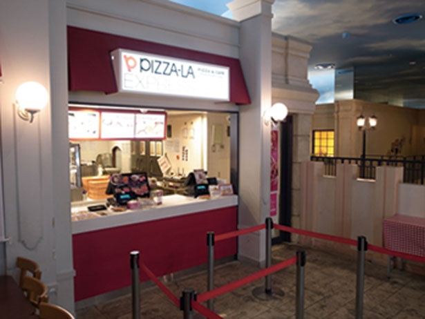 「ピザショップ」の横にあり、体験で作ったピザと一緒に食べることもできる/ピザーラ エクスプレス