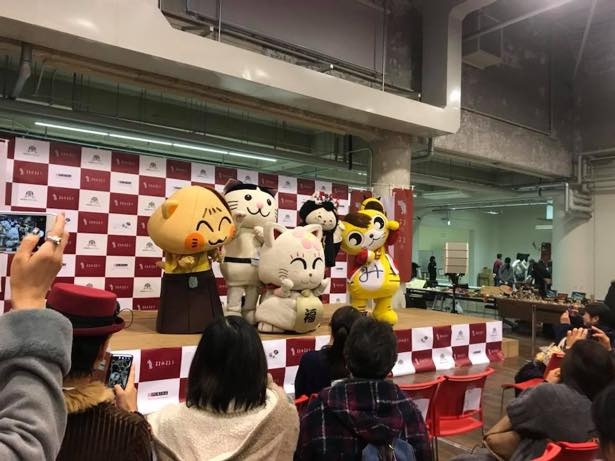  全国から、ご当地猫キャラのみんなが猫助けのために東京ドームシティに大集合し、撮影会、歌やダンスを披露