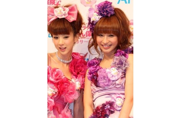 自らドレスをプロデュースしたというお洒落な2人