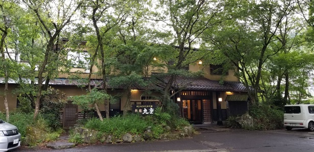 ｢旅館 九重｣は、6月に開催する｢宝泉寺温泉ホタル祭｣の会場となる。同館横も絶好のホタル観賞スポット