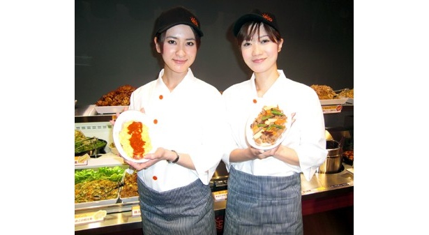 どう違う？ 目の前で調理する“デリ型ローソン”の弁当を実食！
