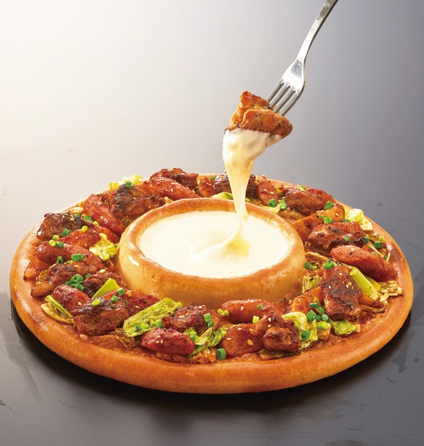 「おぼれる！チーズタッカルビピザセット」(Mサイズ 2570円)。ピザ生地でできた器にチーズソースがたっぷり！トッピングや生地をディップして楽しもう。全2種類/アオキーズ・ピザ