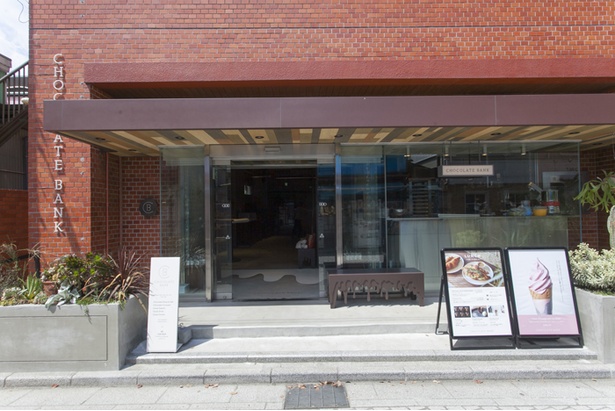 御成通りにある、写真映えばっちりなクロワッサンが並ぶカフェ「CHOCOLATE BANK」