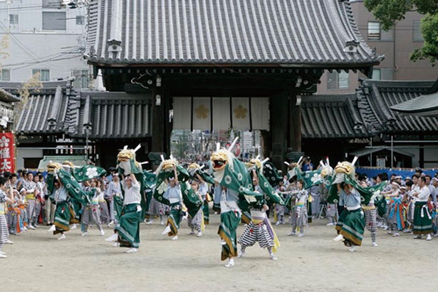 「獅子舞」が傘踊りや四つ竹と共に、リズミカルに踊りながら宮入り/天神祭