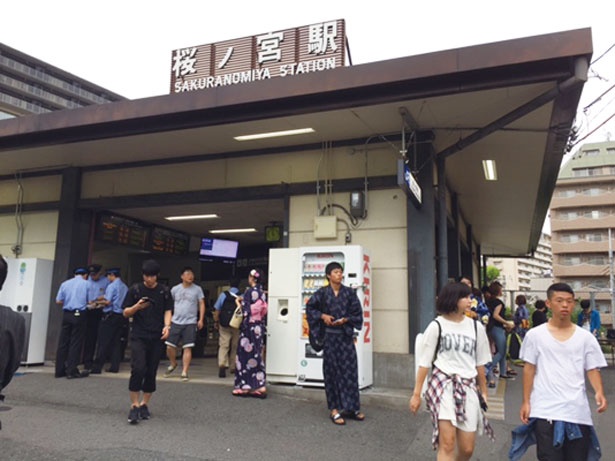 電車が到着するたびに西口は混雑/JR桜ノ宮駅