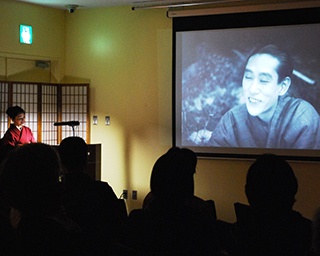 鳥取県の芝居小屋ニューラッキーで「無声映画三朝小唄」上映