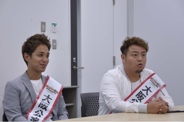 ジャアバーボンズは沖縄出身で、現在は高知県に住む5人組のミュージシャン。ボーカルのYASU(左)とTAKANO(右）が高知県でPRを行う