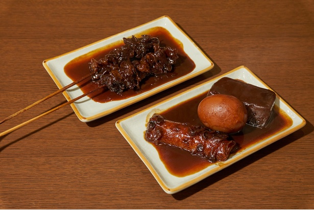 おでんには国産の赤味噌を使っており、うどんのスープに比べて甘め。1皿3品、コンニャク、卵、練り物(432円)。牛すじ(1本238円)
