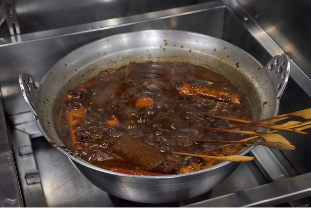 おでんやどて串は、鮮やかな色の赤味噌をたっぷりと使い、じっくりと火にかけられる