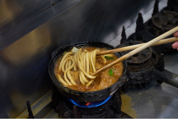 噛みごたえのある麺はスープによくからむ