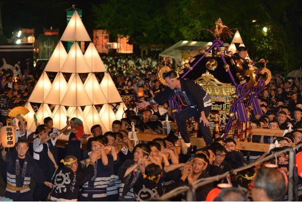 本祭りの御輿巡行(男神輿)