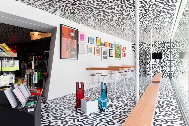 館内のカフェスペースもキース・ヘリングのアートでいっぱい