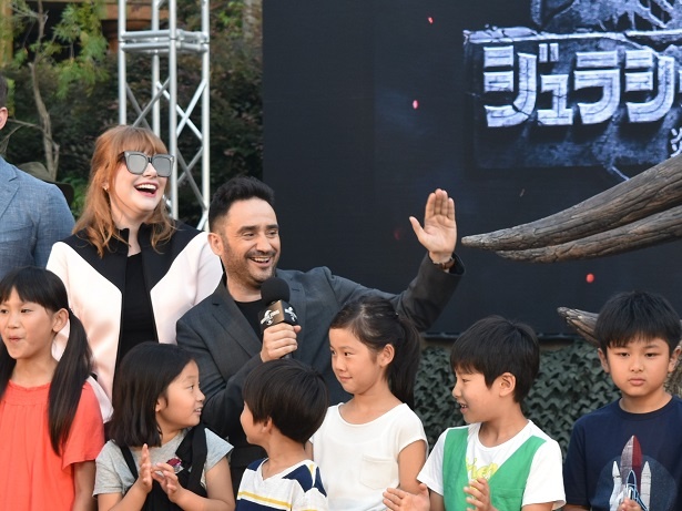 フアン・アントニオ・バヨナ監督は日本語で挨拶