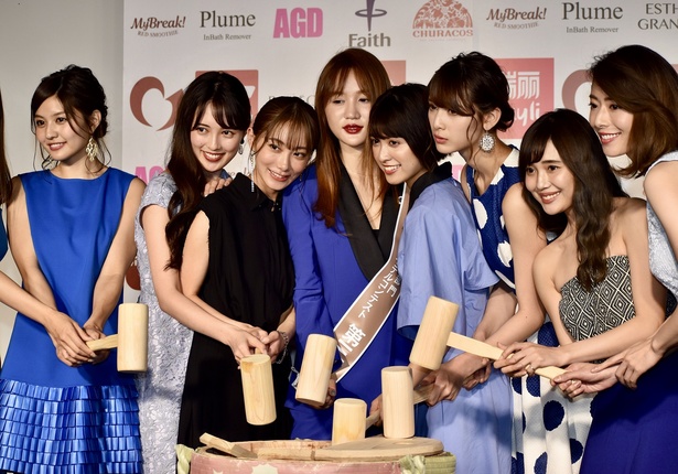 日本人モデルが中国の雑誌にデビューできる支援事業のキックオフパーティーに応援アンバサダーとして、アンジェラ芽衣さんと林ゆめさんがブルーの衣装で登場！