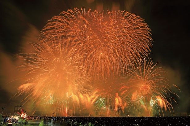 神戸の夜景を驚異の1万5000発の花火が彩る 第48回みなとこうべ海上花火大会 徹底攻略法 ウォーカープラス