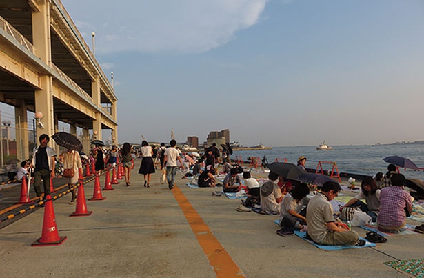 神戸の夜景を驚異の1万5000発の花火が彩る 第48回みなとこうべ海上花火大会 徹底攻略法 ウォーカープラス