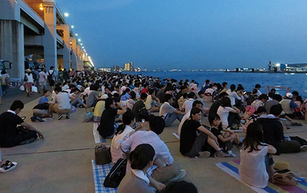 神戸の夜景を驚異の1万5000発の花火が彩る 第48回みなとこうべ海上花火大会 徹底攻略法 ウォーカープラス