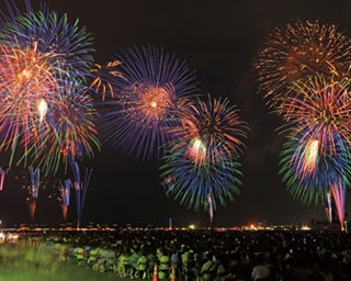 神戸の夜景を驚異の1万5000発の花火が彩る。第48回みなとこうべ海上花火大会、徹底攻略法