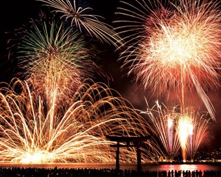 世界遺産の街「宮島」「熊野」へ花火旅！遠出する価値ありの花火大会に感動