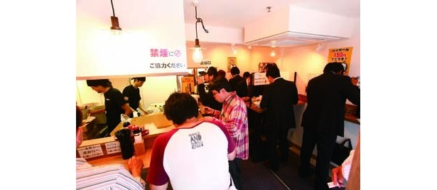 朝の7時に朝ラーを食べるサラリーマンなどでごった返す「ヒノマル食堂　つけ麺なおじ」の店内