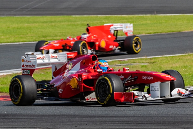 往年のF1マシンが富士を駆け抜けた