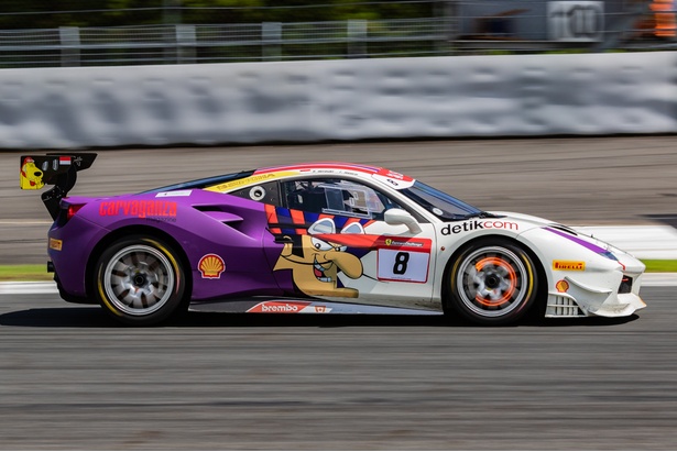 ブレーキローターを赤く光らせながらコーナーへ侵入するフェラーリ488チャレンジ