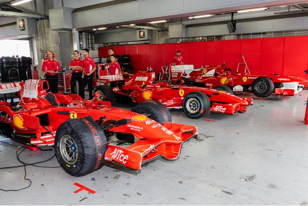歴代のフェラーリがズラリ！元F1のメカニックがメンテナンスを行いオーナー自らがステアリングを握り走行することができる