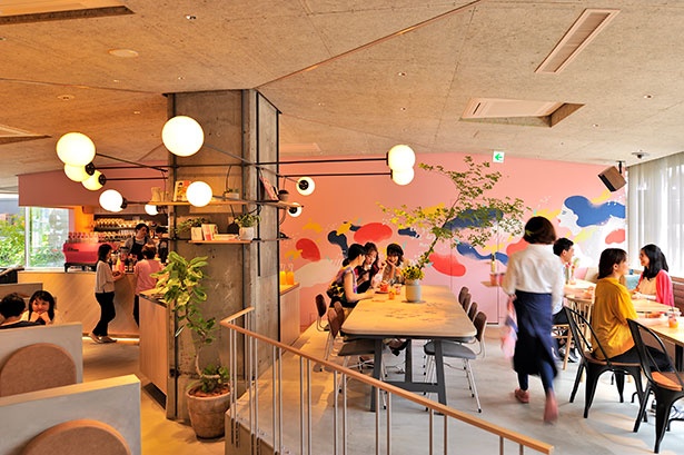 ピンクを基調としたかわいい、1階のカフェは宿泊客以外も利用可能