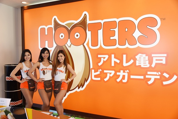 受付でもフーターズガールたちが応対してくれる