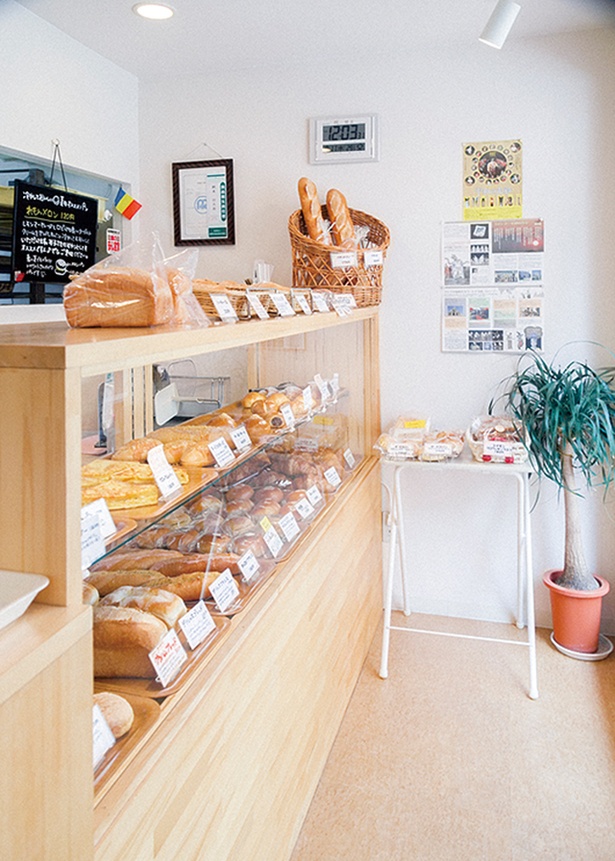 「パン工房 プチ ソレイユ」では、お客と会話ができるように対面式で販売する。「シナモンクロワッサン」(190円)など人気のパンは早目の購入がおすすめ※価格は2018年6月現在のものです