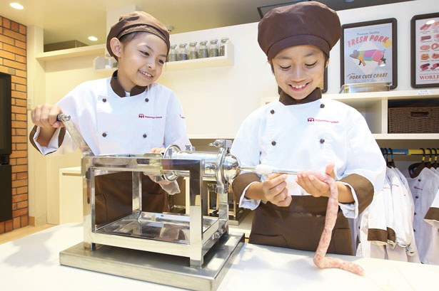 【写真を見る】ソーセージを自分で手作りして食べ物の大切さを学ぼう/キッザニア甲子園