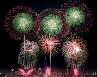 ビーチで体感！花火と音楽の饗宴「シーサイドももち花火ファンタジア」が今年も開催