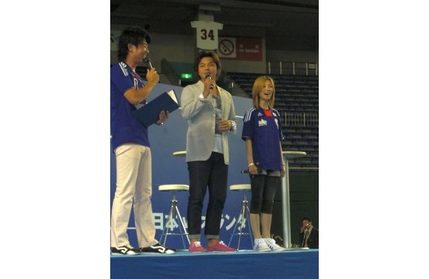 ゲストで登場した城彰二さん(中)と吉澤ひとみさん(右)