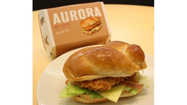 「チキンバーガー オーロラ」（370〜390円）。7月16日（金）〜8月下旬予定の期間限定販売