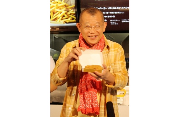 発売セレモニーでは「ジューシーチキンセレクト」をいち早く実食！
