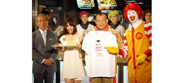 「チキンバーガー ソルト＆レモン」の先行販売で第一号となったお客さんと記念写真